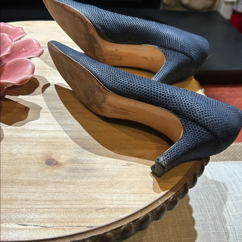 Salvatore Ferragamo Boutique Navy Blue‎ Snake Skin Leather Pumps Size 8.5 A